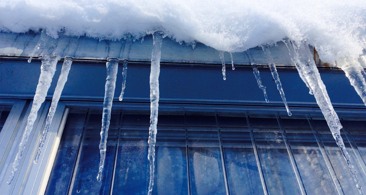 Cómo aislar las ventanas en invierno con láminas de protección solar